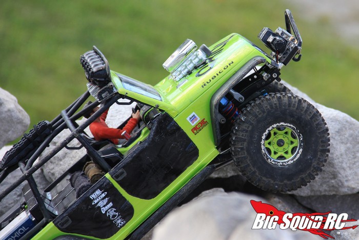 axial-scx10-jeep-crawling